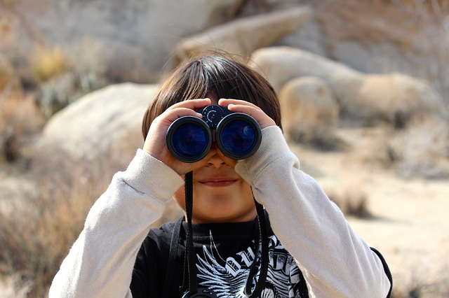 5 claves para elegir unos prismáticos para niños sin equivocaciones