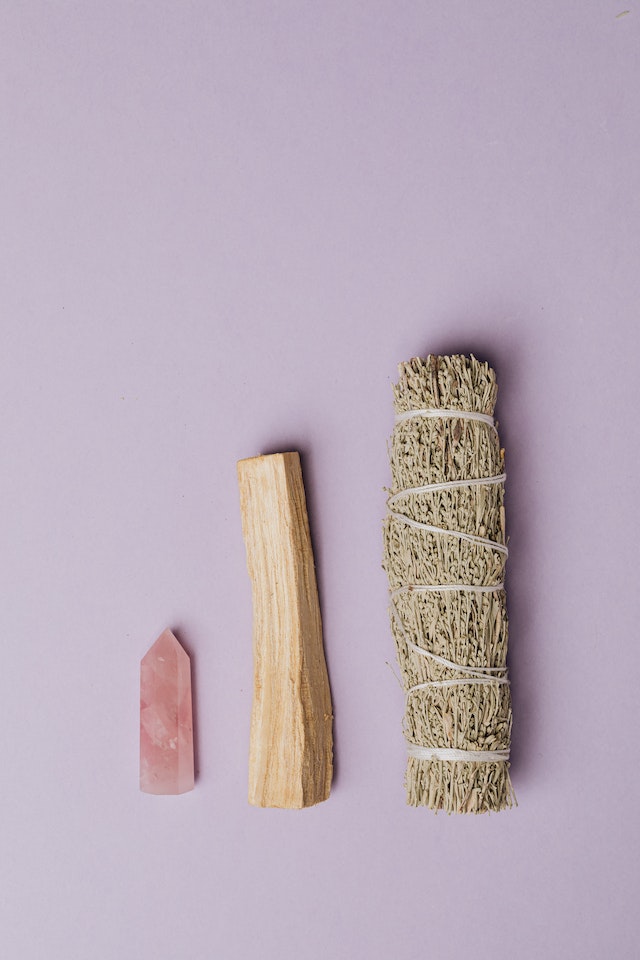 Incienso de ruda y palo santo para que sirve